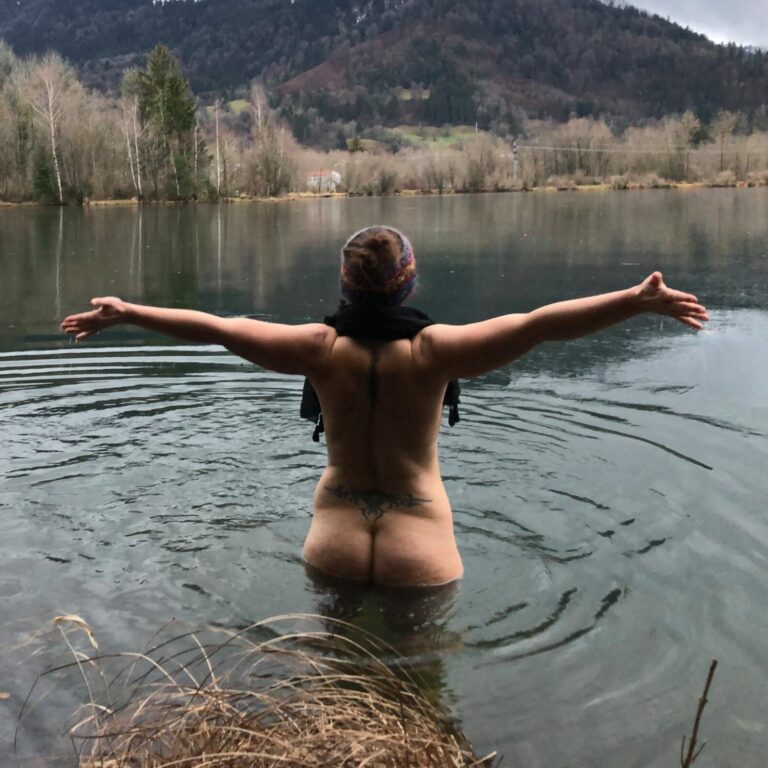 Frau nackt im See